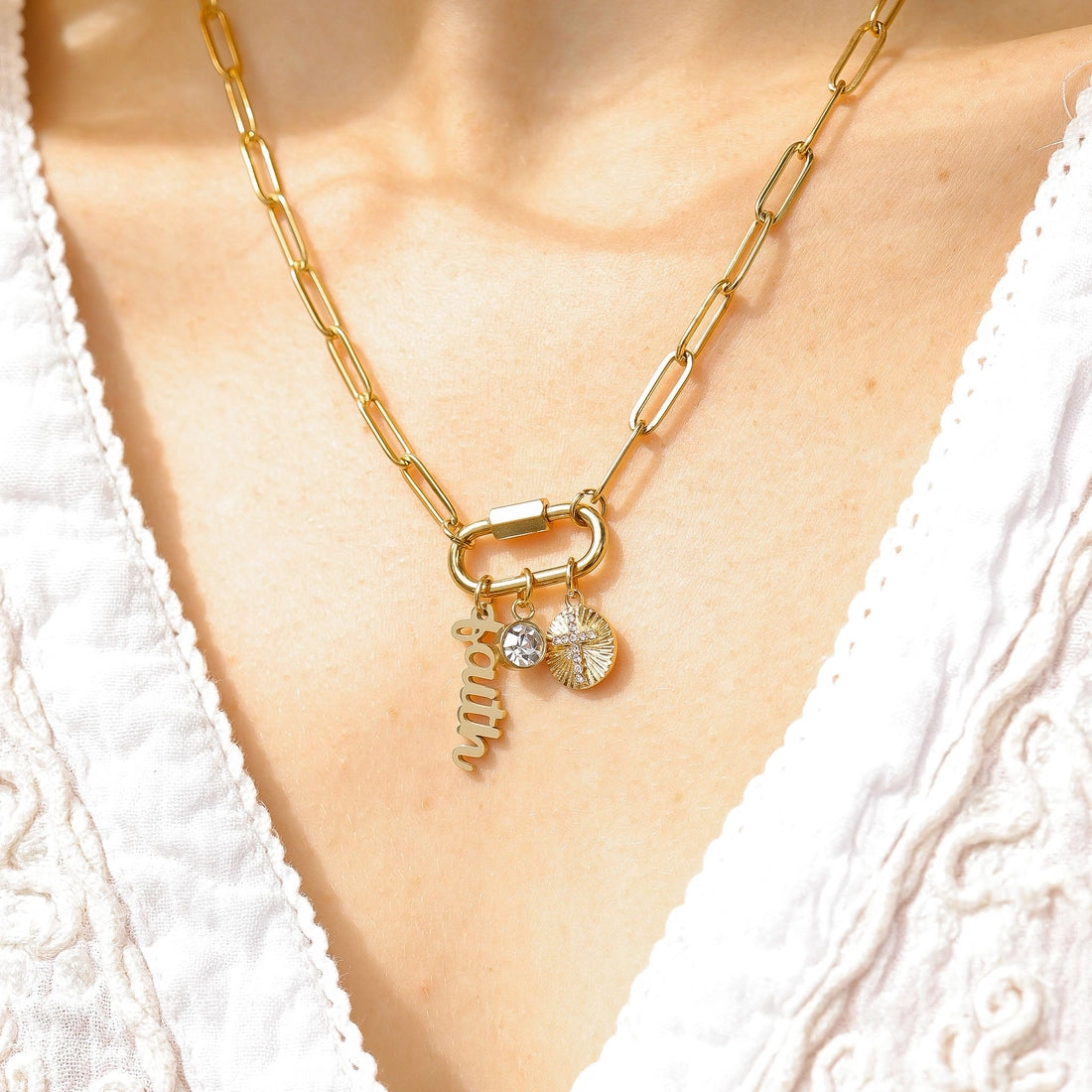 Collar Faith: La Elegancia de la Versatilidad