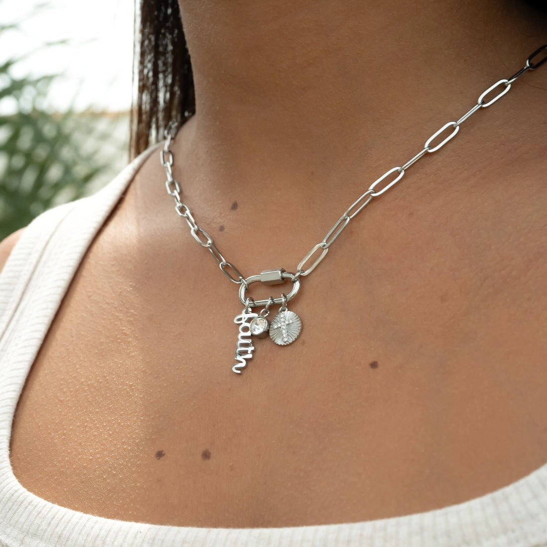 Collar Faith: La Elegancia de la Versatilidad