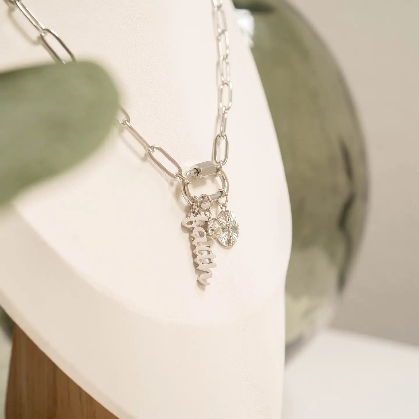 Collar Faith: La Elegancia de la Versatilidad